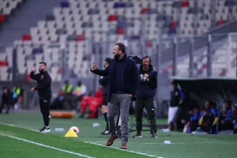 مشكلة قانونية وشكوى منتظرة.. كورة فور يكشف تطورات أزمة مدرب بلوزداد قبل مباراة الزمالك